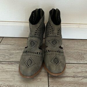 Women’s heel booties